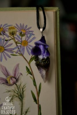 Naszyjnik z fioletowymi grzybkami i ametystem (Unique Fantasy Objects)