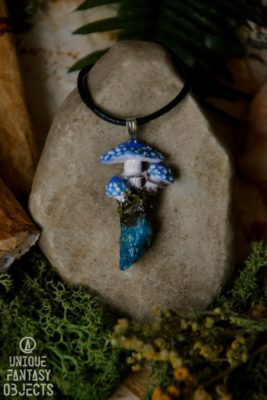 Naszyjnik z niebieskimi grzybami i apatytem (Unique Fantasy Objects)