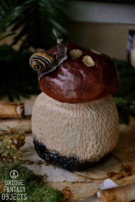 Ozdobny słoik w kształcie borowika ze ślimakiem (Unique Fantasy Objects)