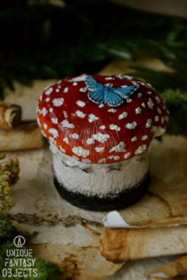 Pudełeczko w kształcie muchomora z motylem (Unique Fantasy Objects)