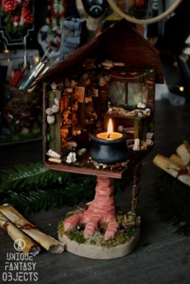 Świecznik na kurzej nóżce (Unique Fantasy Objects)