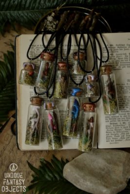 Naszyjniki z buteleczkami wypełnionymi leśną ściółką i grzybami (Unique Fantasy Objects)