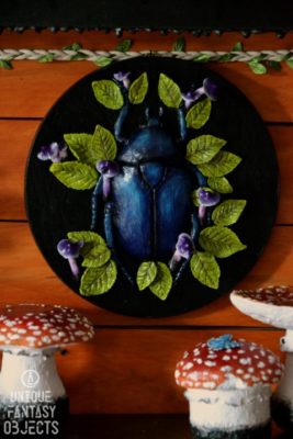 Wisząca ozdoba na ścianę z żukiem i grzybami (Unique Fantasy Objects)