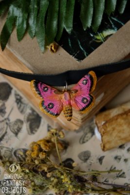 Choker z różową ćmą i różowym kwarcem (Unique Fantasy Objects)