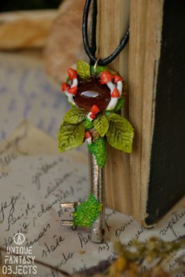 Naszyjnik klucz z piaskowcem, grzybami i liśćmi (Unique Fantasy Objects)