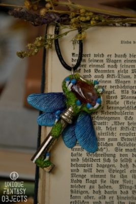 Naszyjnik klucz z bursztynem i skrzydłami ważki (Unique Fantasy Objects)