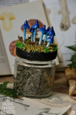 Ozdobny słoiczek z niebieskimi grzybkami (Unique Fantasy Objects)