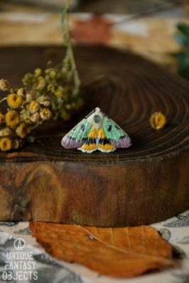 Regulowany pierścionek z zieloną ćmą i nefrytem (Unique Fantasy Objects)