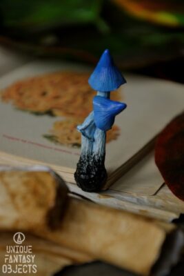 Broszka z rzeźbami niebieskich grzybków (Unique Fantasy Objects)