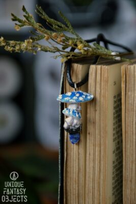 Naszyjnik z niebieskimi grzybami i lapisem (Unique Fantasy Objects)