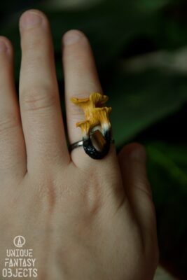 Regulowany pierścionek z kurkami i tygrysim okiem. (Unique Fantasy Objects)