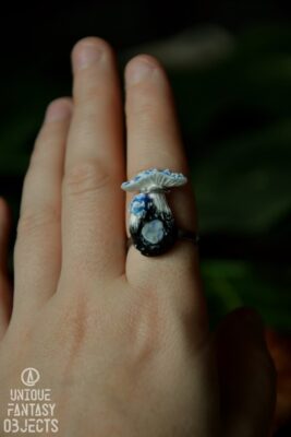 Regulowany pierścionek z niebieskimi grzybkami i lapisem (Unique Fantasy Objects)