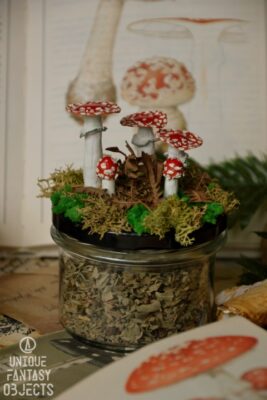 Słoiczek ozdobiony rzeźbami muchomorów (Unique Fantasy Objects)