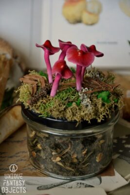 Słoiczek ozdobiony różowymi grzybkami (Unique Fantasy Objects)