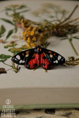 Broszka z rzeźbą motyla krasopani poziomkówka (Unique Fantasy Objects)