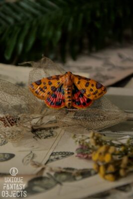 Broszka z motylem niedźwiedziówka purpurka (Unique Fantasy Objects)