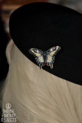 Broszka z rzeźbą pazia królowej (Unique Fantasy Objects)