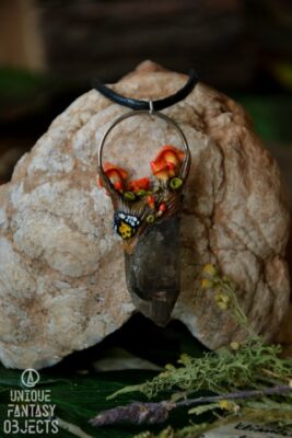 Naszyjnik z grzybkami i motylem (Unique Fantasy Objects)