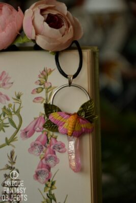 Naszyjnik z różową ćmą klonową i kwarcem różowym (Unique Fantasy Objects)