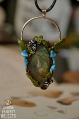Naszyjnik z niebieskimi grzybami i labradorytem (Unique Fantasy Objects)