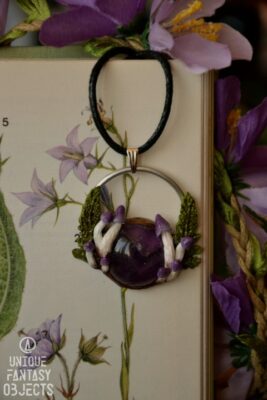 Naszyjnik z fioletowymi grzybami i ametystem (Unique Fantasy Objects)