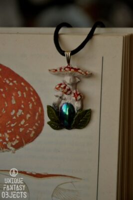 Magiczny wisiorek z muchomorem i hematytem (Unique Fantasy Objects)