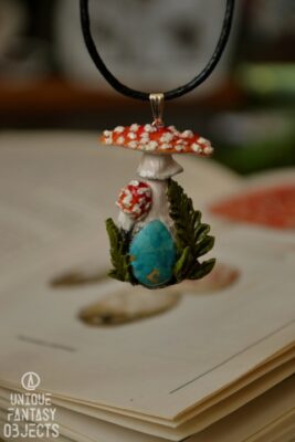 Naszyjnik z muchomorem czerwonym i howlitem (Unique Fantasy Objects)