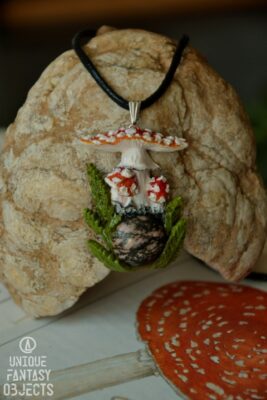 Naszyjnik z muchomorem czerwonym i rodonitem (Unique Fantasy Objects)