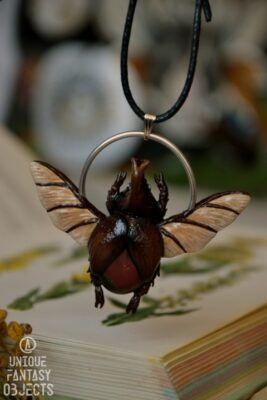 Naszyjnik z rohatyńcem nosorożcem i jaspisem czerwonym (Unique Fantasy Objects)