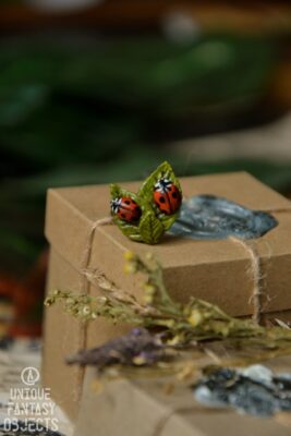 Pierścionek z biedronkami na liściu (Unique Fantasy Objects)