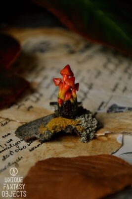 Pierścionek z czerwonymi grzybkami i granatem (Unique Fantasy Objects)