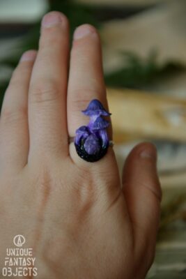Regulowany pierścionek z fioletowymi grzybami i ametystem (Unique Fantasy Objects)