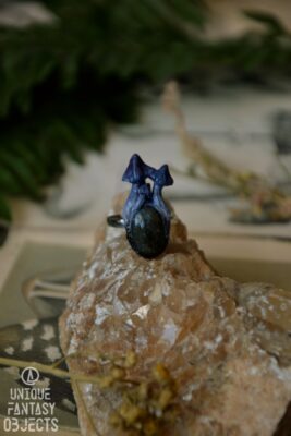 Pierścionek z granatowymi grzybami i labladorytem (Unique Fantasy Objects)