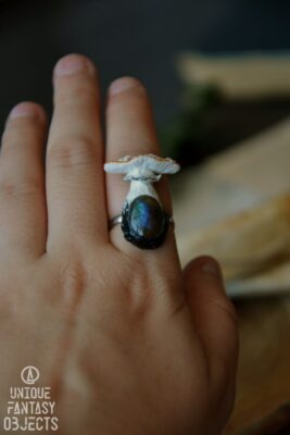 Regulowany pierścionek z labradorytem i muchomorem (Unique Fantasy Objects)