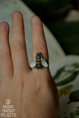 Pierścionek z pszczołą i lapisem (Unique Fantasy Objects)