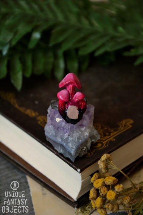 Regulowany pierścionek z różowymi grzybami (Unique Fantasy Objects)