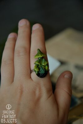 Regulowany pierścionek z zielonymi grzybami i awenturynem (Unique Fantasy Objects)
