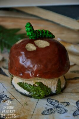 Pudełko w kształcie borowika z gąsienicą pazia królowej (Unique Fantasy Objects)