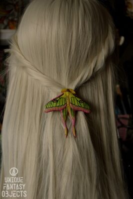 Spinka z zielono różową ćmą (Unique Fantasy Objects)