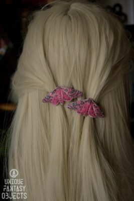 Dwie spinki do włosów z różowymi ćmami. (Unique Fantasy Objects)