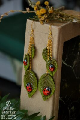 Kolczyki ozdobione rzeźbami liści i biedronek (Unique Fantasy Objects)