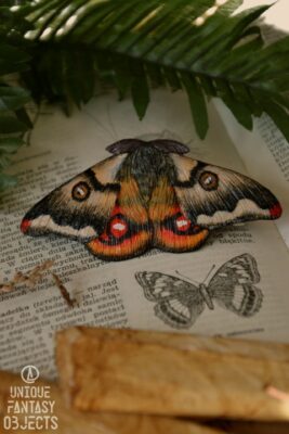 Spinka z beżowo pomarańczową ćmą (Unique Fantasy Objects)