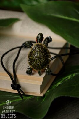 Naszyjnik z żółwiem czerwonolicym (Unique Fantasy Objects)