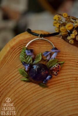 Naszyjnik z grzybkami, motylem i ametystem (Unique Fantasy Objects)