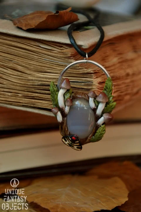 Naszyjnik z grzybami, motylem i agatem szarym (Unique Fantasy Objects)