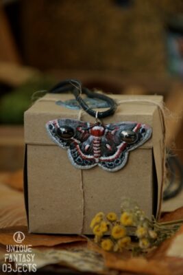 Naszyjnik z ćmą i hematytem (Unique Fantasy Objects)