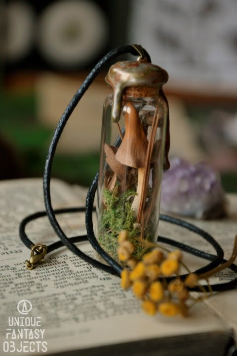 Naszyjnik w buteleczce z leśną ściółką i grzybkiem (Unique Fantasy Objects)