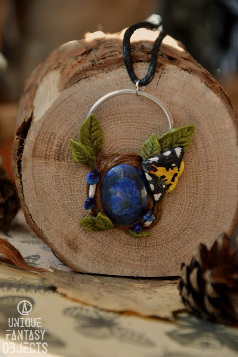 Naszyjnik z grzybami, niedźwiedziówką i lapisem lazuli (Unique Fantasy Objects)