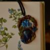 Naszyjnik z grzybami, motylem i lapis lazuli (Unique Fantasy Objects)