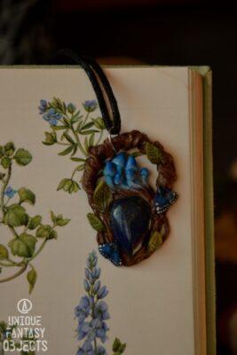 Naszyjnik z grzybami, motylem i lapis lazuli (Unique Fantasy Objects)